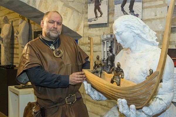 Sculptor Tauno Kangro was born on May 25th 1966 in Tallinn. Kangro began to study art already in his school days, at Kalju Reitel’s Sculpture Studio.